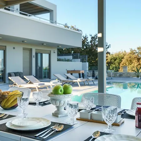Free Breakfast At Oak Luxury With Heated Pool, Playground And Pool Table *