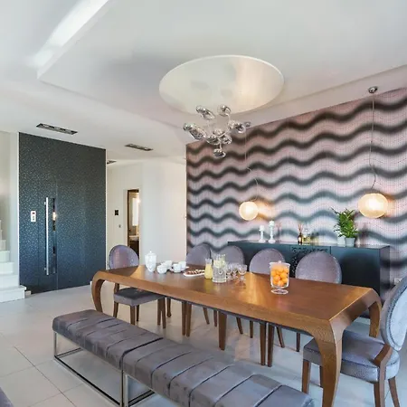 Villa Free Breakfast At Oak Luxury With Heated Pool, Playground And Pool Table