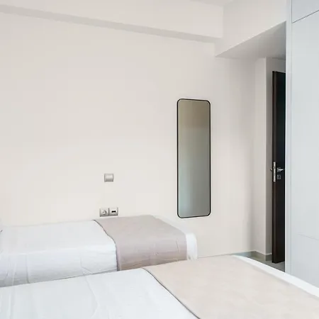 Free Breakfast At Oak Luxury With Heated Pool, Playground And Pool Table *