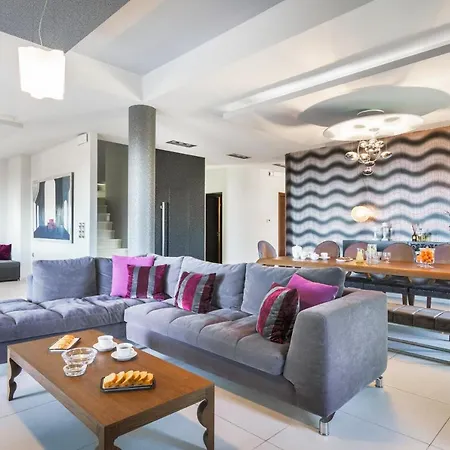 Free Breakfast At Oak Luxury With Heated Pool, Playground And Pool Table *