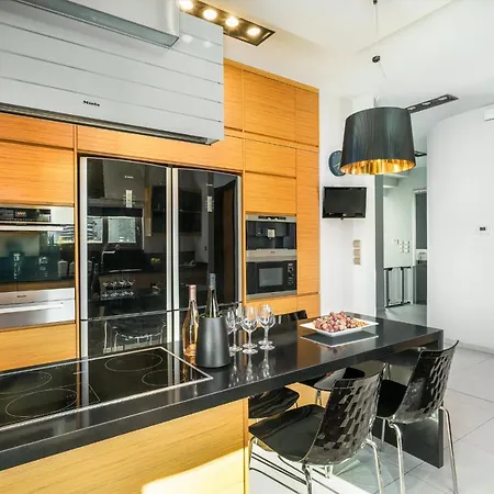 Villa Free Breakfast At Oak Luxury With Heated Pool, Playground And Pool Table