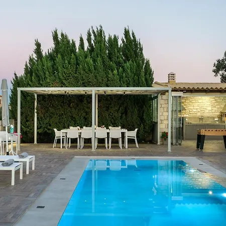 Free Breakfast At Oak Luxury With Heated Pool, Playground And Pool Table Tria Monastiria
