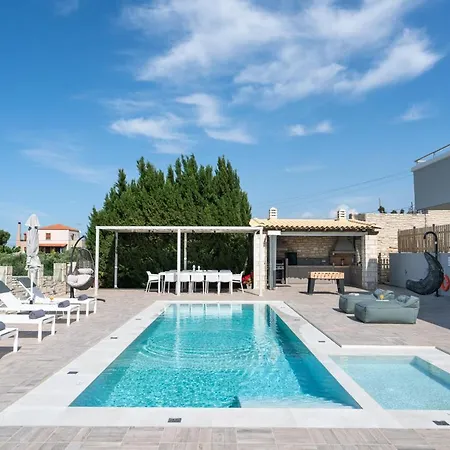 Free Breakfast At Oak Luxury With Heated Pool, Playground And Pool Table *